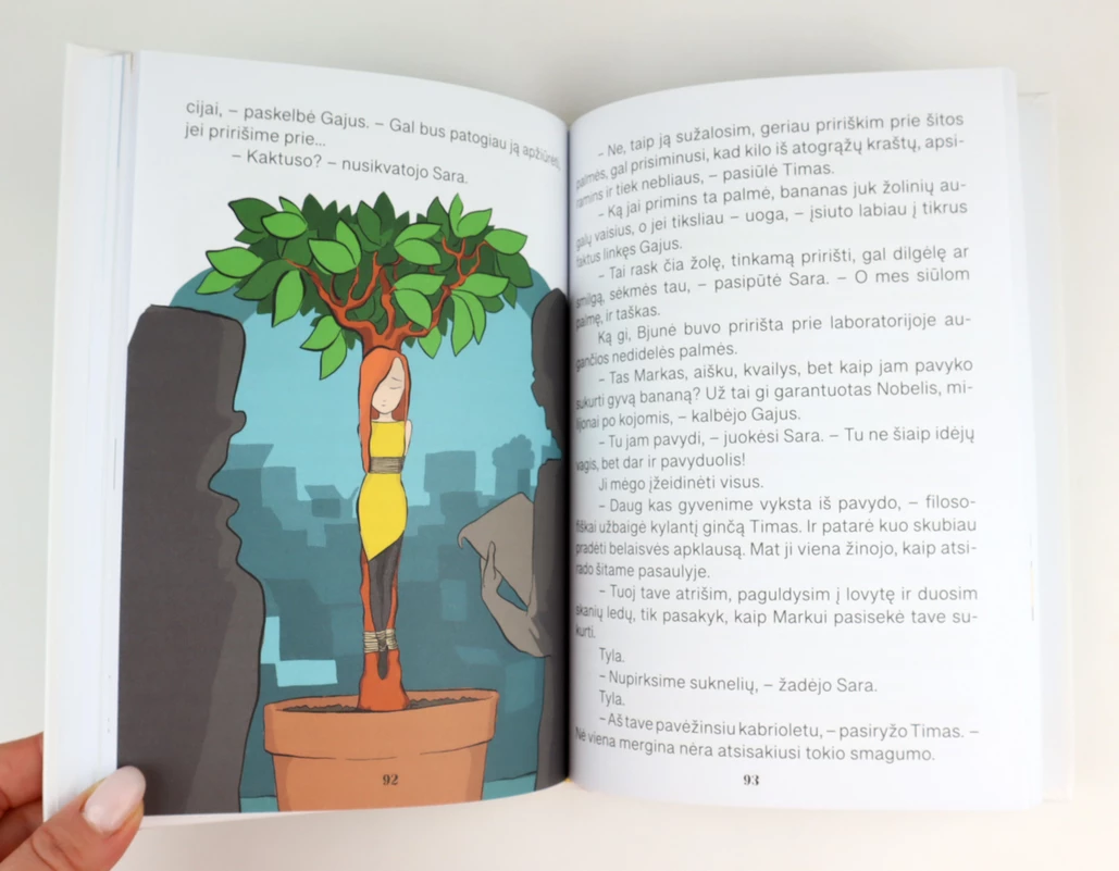 Knygos atvartas: bananų medis vazone ir tekstas